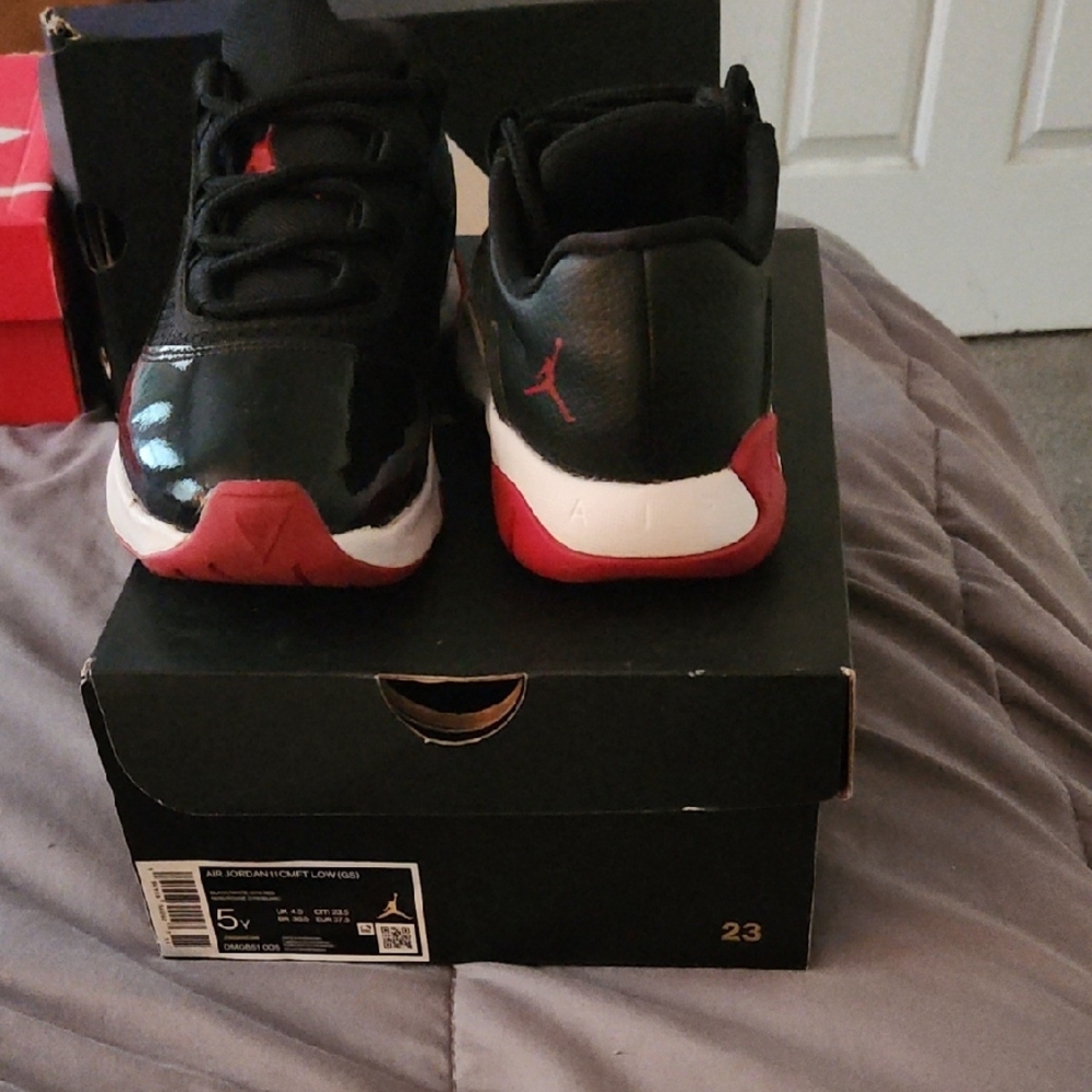 Nike Kids Sneakers Black and Red - Picture 3 of 8